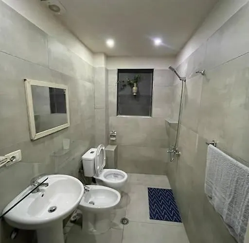 Cozy Old Train Station * 티라나